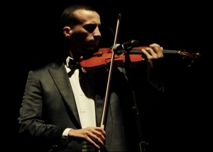 Sortie au théâtre, sortie à la vie: La scène de théâtre, miroir de notre société, ici et maintenant