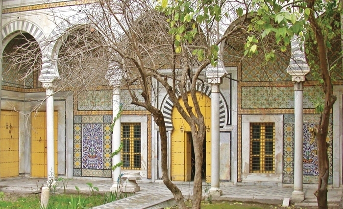 عــزيزة‭ ‬عثمـانــــة‭ (‬1606‭ ‬–‭ ‬1669‭)‬ المـحســنـة‭ ‬والمثقّـفــــة