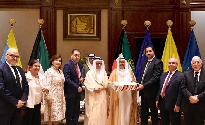 أمير الكويت يستقبل الهيئة التأسيسية لمجلس التعاون التونسي الكويتي  
