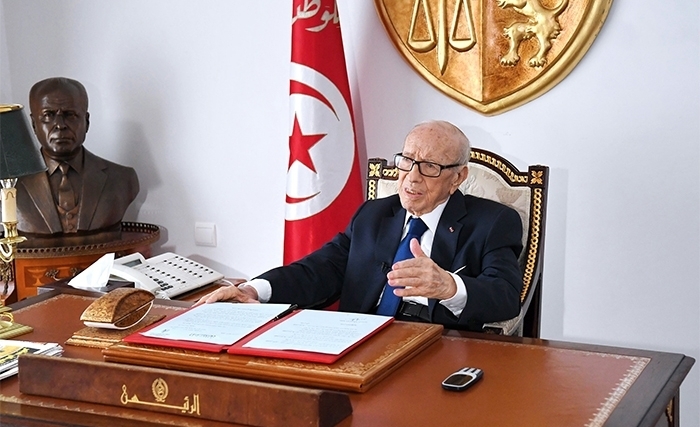 قايد السبسي يمضي الأمر المتعلق بدعوة الناخبين ويطمئن الجميع على صحَّته (فيديو وصور ) 
