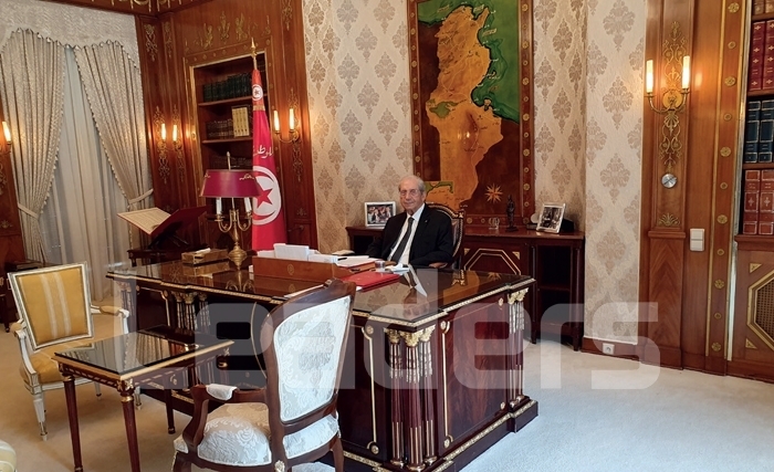 Mohamed Ennaceur dans le bureau de Bourguiba