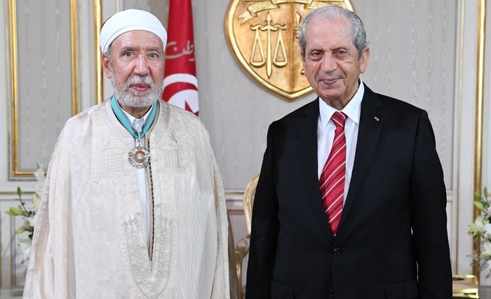 الرئيس محمّد الناصر يمنح الصنف الثاني من وسام الجمهورية لمفتي الجمهورية