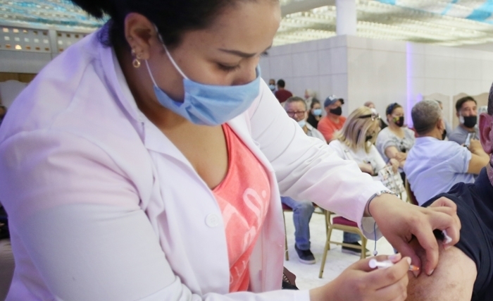 La vaccination contre la Covid-19 : Engagement et détermination mais attention aux effets de la précipitation 